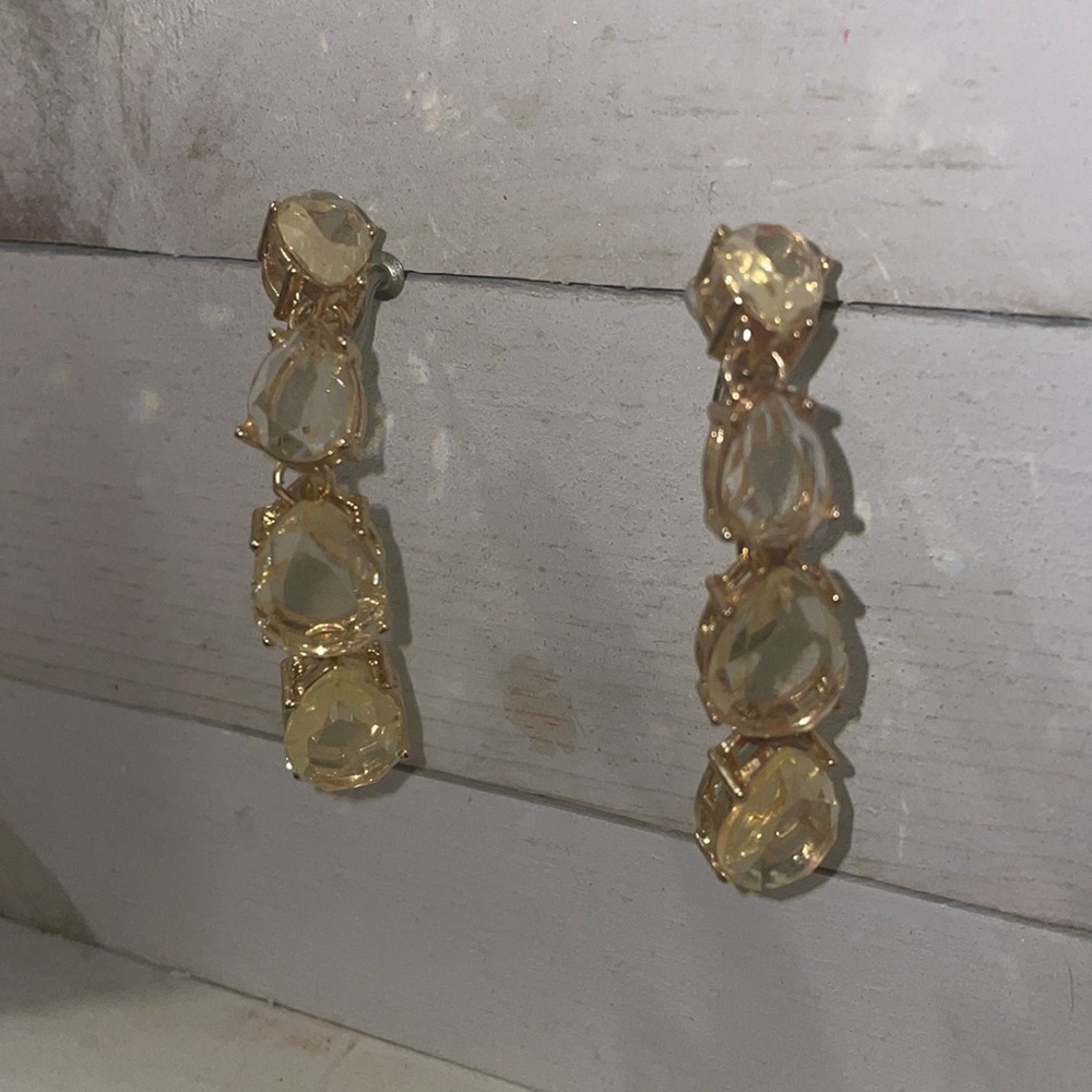 Formal and elegant gold and clear jeweled 💎 earrings